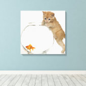 Kitten die op een goudvis probeert te komen canvas afdruk (Insitu (Houten vloer))