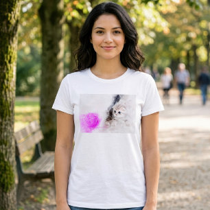 Kitten die speelt met een roze garen bal aquarel t-shirt