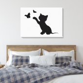 KITTEN DIE SPEELT MET VLINDERS CANVAS AFDRUK (Insitu (Slaapkamer))