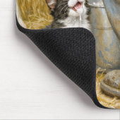 Kitten drinkt koemelk muismat (Hoek)