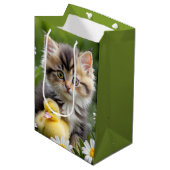 Kitten en eendje in madeliefjes medium cadeauzakje (Voorkant Gekanteld)