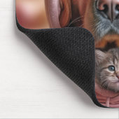Kitten en Golden Retriever in een roze hoodie Muismat (Hoek)