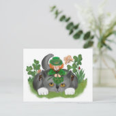 Kitten en Leprechaun vinden een vier lef-klaver Briefkaart (Staand voorkant)