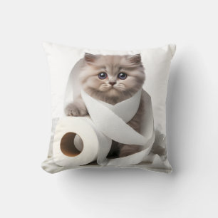 kitten en toiletpaper kussen