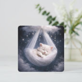 Kitten hangend aan een tule hangmat en wolk kaart (Staand voorkant)