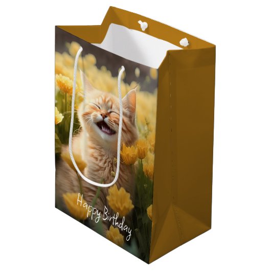 Kitten in bloemen verjaardag medium cadeauzakje (Voorkant Gekanteld)