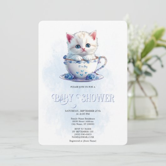 Kitten in Cup Blauwe Bloemen Baby shower Uitnodigi Kaart (Staand voorkant)