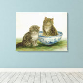 Kitten in een Blue China Bowl Canvas Afdruk (Insitu (Houten vloer))