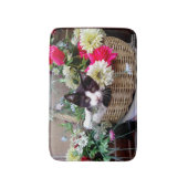 Kitten in een mand badmat (Voorkant Verticaal)