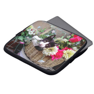 Kitten in een mandje laptop sleeve