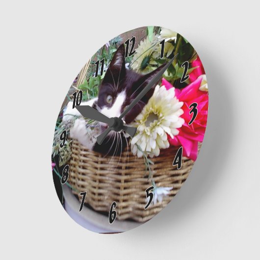 Kitten in een mandje ronde klok (Hoek)