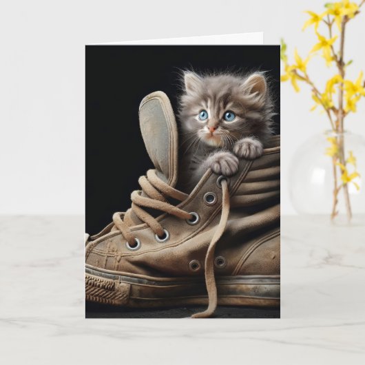 Kitten In Oude Sneaker voor Verjaardag Kaart (Gele Bloem)