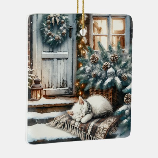 Kitten in slaap op feestelijke veranda Kerstmis Keramisch Ornament (Rechts)