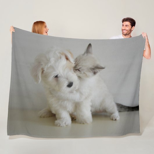 KITTEN KISSING PUPPY FLEECE DEKEN (In situ)