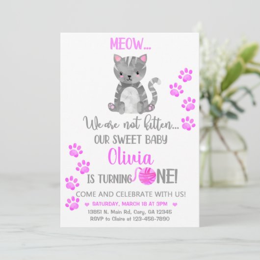 Kitten meisje verjaardagsuitnodiging. We zijn niet Kaart (Staand voorkant)