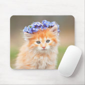 Kitten met een Garland van paarse bloemen Muismat (Met muis)