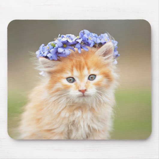 Kitten met een Garland van paarse bloemen Muismat (Voorkant)