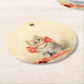 Kitten met een rood lint ronde kartonnen onderzetter (Gebogen)