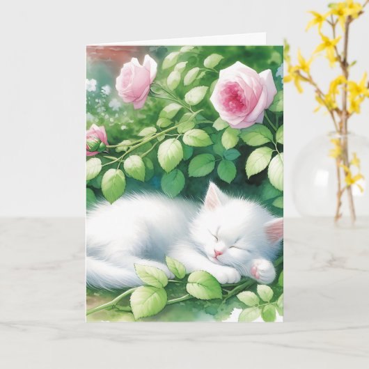 Kitten Napping Onder Rosebush Verjaardag Kaart (Gele Bloem)