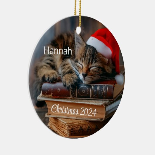 Kitten slapen op boeken gepersonaliseerd Ornament (Rechts)