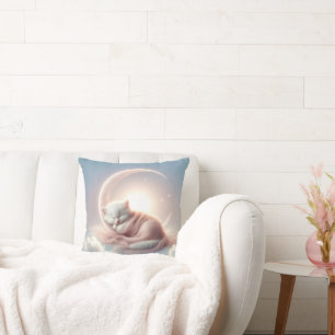 Kitten slapen op een maansikkel kussen