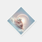 Kitten slapen op een maansikkel servet (Hoek)