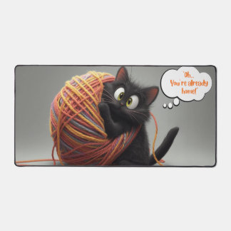 Kitten speelt met garen bureaumat