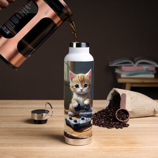 Kitten speelt spelcomputer, waterfles (Koffie (Gedraaid) )