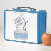 Kitten spelen een trommel (In situ)