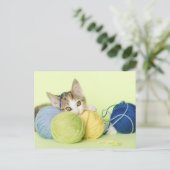Kitten spelen garen briefkaart (Staand voorkant)