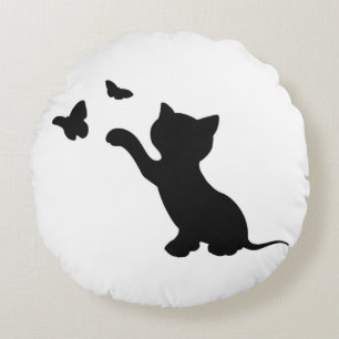 KITTEN SPELEN MET BUTTERFLIES ROND KUSSEN
