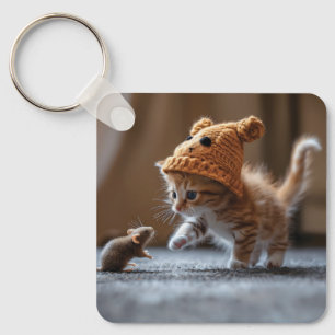Kitten spelen met een kleine muis sleutelhanger