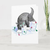 Kitten vindt knipperende rode en groene kerstverli feestdagen kaart (Voorkant)