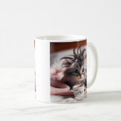 Kitten wordt net wakker met behoefte aan koffie. koffiemok (Voorkant rechts)