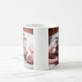 Kitten wordt net wakker met behoefte aan koffie. koffiemok (Center)