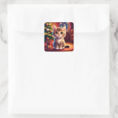 Kitten zit naast gloeiende kerstboom vierkante sticker (Tas)