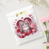 Kitten zitten in een doos met bloemen en geschenke bedankzakje (Gezegeld)