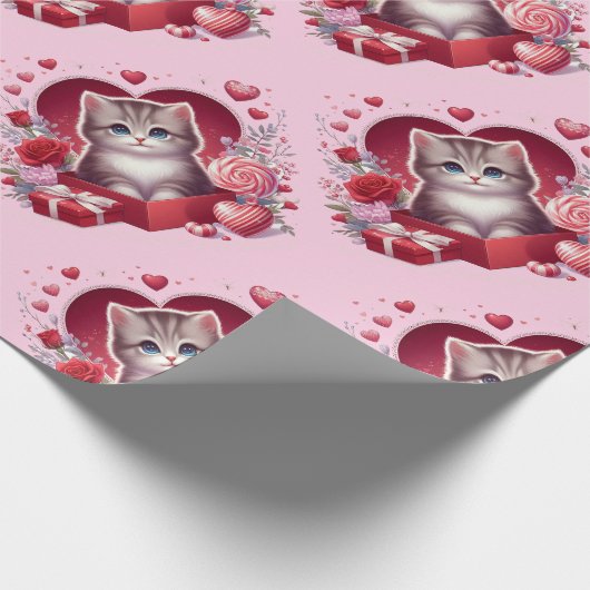 Kitten zitten in een doos met bloemen en geschenke cadeaupapier (Hoek)