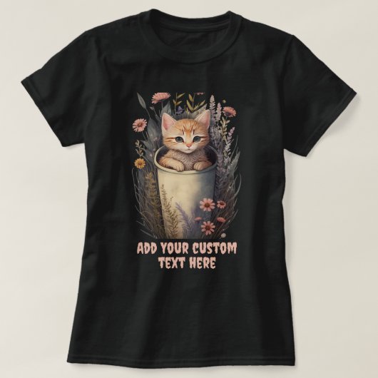 kitten zittend in een kopje bloemen, kat huisdier  t-shirt (Design voorkant)