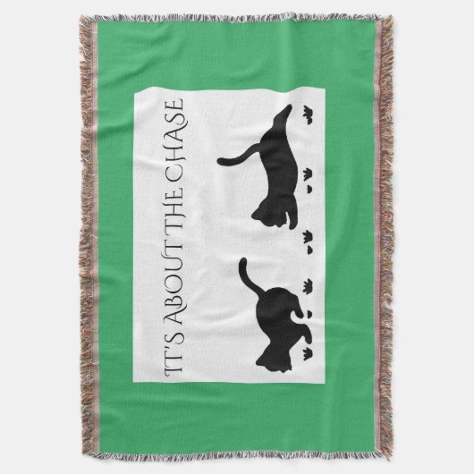 Kittens gooien een deken in het groen met citaat. (Voorkant Verticaal)