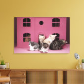Kittens in het huis van de pop canvas afdruk (Insitu (Woonkamer))
