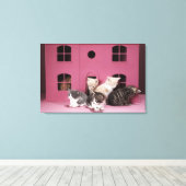 Kittens in het huis van de pop canvas afdruk (Insitu (Houten vloer))
