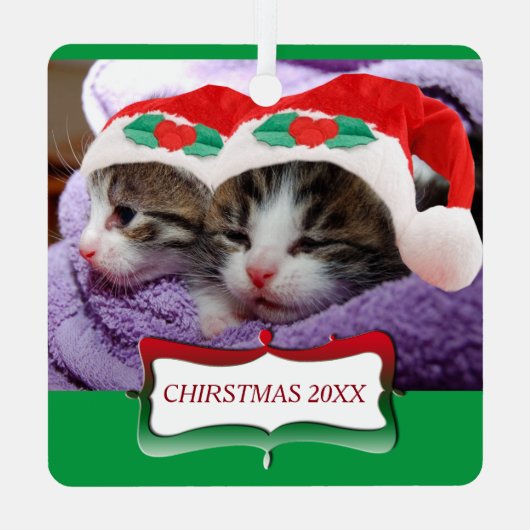 Kittens in Santa Hats Kerstmis 20XX Metalen Ornament (Achterkant)