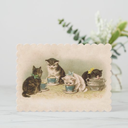 Kittens in Tea Party Invitation Kaart (Staand voorkant)