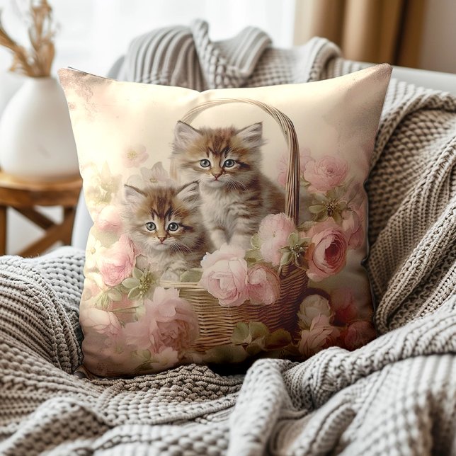  Kittens mand roze bloemschilderij Kussen (Decorator pillow with two sweet kittens in a basket surrounded by blush pink floral.)