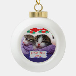 Kittens met een rode kerstkerstmis 20XX Keramische Bal Ornament