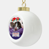 Kittens met een rode kerstkerstmis 20XX Keramische Bal Ornament (Rechts)