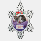 Kittens met een rode kerstkerstmis 20XX Tin Sneeuwvlok Ornament (Rechts)