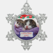 Kittens met een rode kerstkerstmis 20XX Tin Sneeuwvlok Ornament (Voorkant)