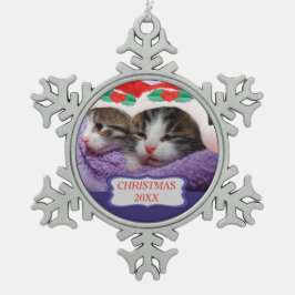 Kittens met een rode kerstkerstmis 20XX Tin Sneeuwvlok Ornament